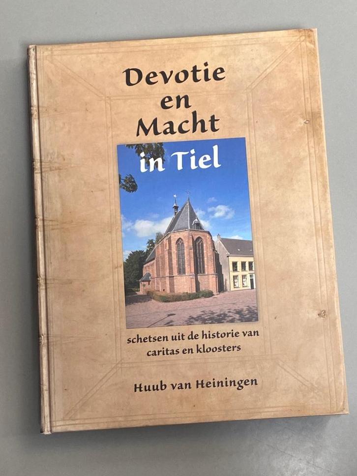 Devotie en macht in Tiel - Huub van Heiningen 2009, Boeken, Geschiedenis | Stad en Regio, Zo goed als nieuw, 20e eeuw of later