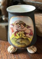 Oud vaasje zwart  goud met 2 engeltjes op 3 leeuwenpootjes, Antiek en Kunst, Antiek | Porselein, Ophalen of Verzenden
