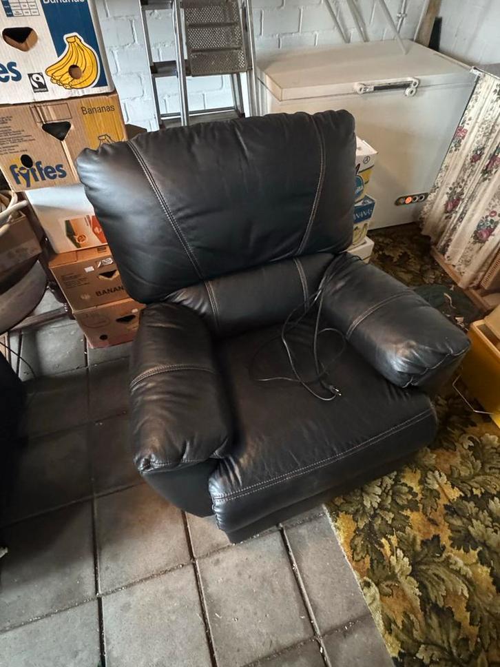 Zwarte lederen relaxfauteuil (elektrisch) 2stuks, Huis en Inrichting, Fauteuils, Gebruikt, Leer, 75 tot 100 cm, Minder dan 75 cm