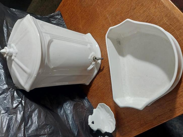 Oude wandkraan met bak en wijwaterbakje, Antiek en Kunst, Antiek | Religie, Ophalen of Verzenden