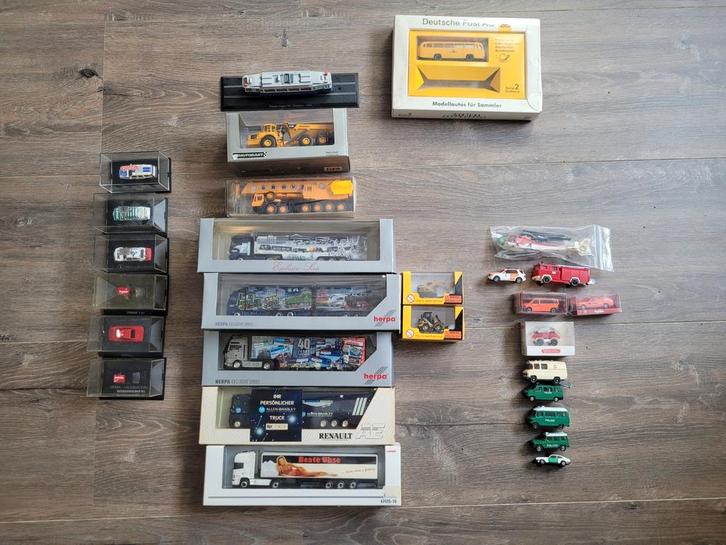 Mooi kavel 1:87 HO autos, vrachtwagens hulpdiensten (+licht), Hobby en Vrije tijd, Modelauto's | 1:87, Zo goed als nieuw, Bus of Vrachtwagen