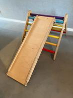 Klimdriehoek met glijbaan - Sawdust & Rainbows, Kinderen en Baby's, Speelgoed | Houten speelgoed, Ophalen, Zo goed als nieuw, Overige typen