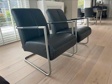 2 zwarte leren fauteuils van Movani ALS NIEUW beschikbaar voor biedingen