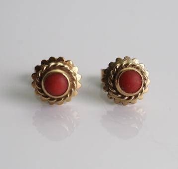 14 krt gouden oorknoppen met bloedkoraal beschikbaar voor biedingen