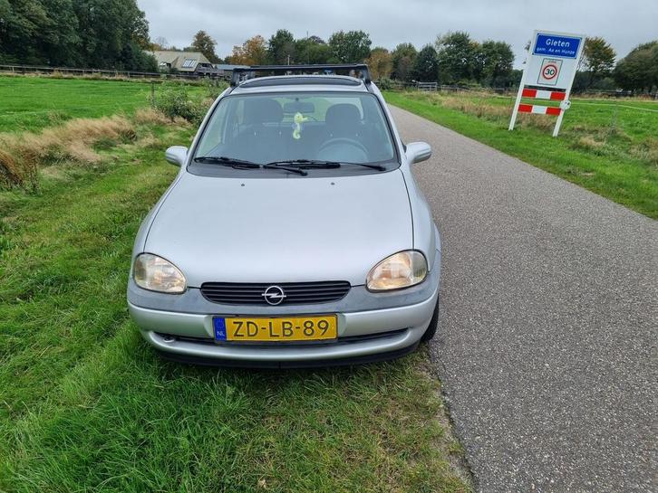 Opel Corsa 1.2 I 16V 3D 1999 Grijs weinig km 2e eigenaar !!, Auto's, Opel, Particulier, Airbags, Dakrails, Metallic lak, Open dak
