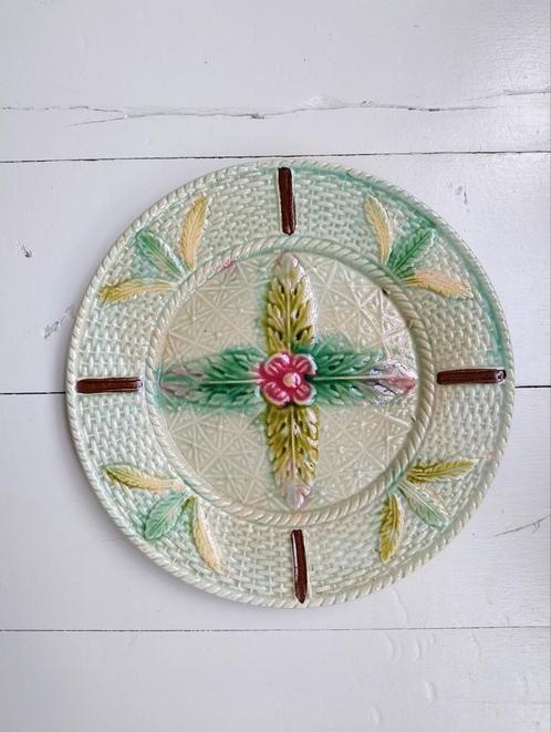Prachtig! Bord Majolica Barbotine gebloemd, Antiek en Kunst, Antiek | Servies los, Ophalen of Verzenden