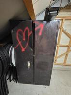 Beschadigde ijzeren kast met graffiti, Ophalen