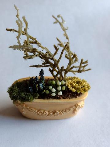 kunststof plantenbak met relief deco en planten beschikbaar voor biedingen