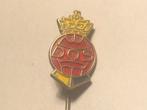 Metalen D.O.S. VOETBALCLUB Speld (Rood/Geel/Blauw)., Verzenden, Zo goed als nieuw, Sport, Speldje of Pin