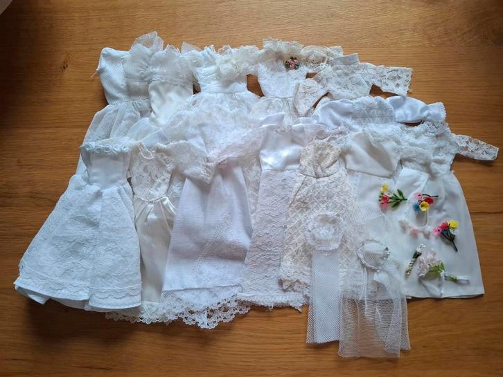 Lot: Vintage Barbiepop Trouwjurken + accessoires, Verzamelen, Poppen, Gebruikt, Kleertjes, Ophalen of Verzenden