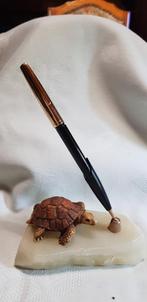 Antieke marmere pennenhouder met schildpad en vulpen, Verzenden