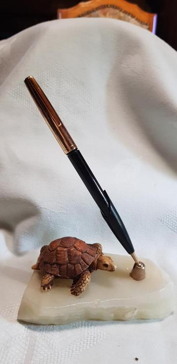 Antieke marmere pennenhouder met schildpad en vulpen beschikbaar voor biedingen