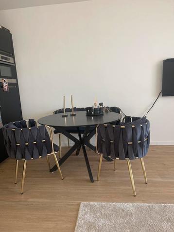 Eettafel met stoelen beschikbaar voor biedingen