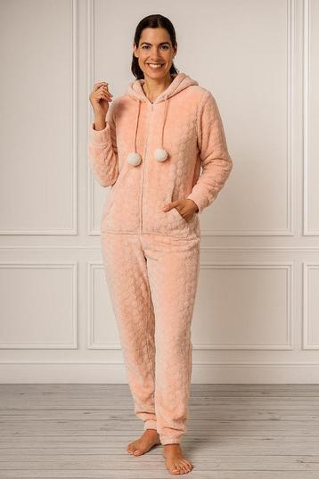 Partij diverse huispakken en onesies voor dames beschikbaar voor biedingen
