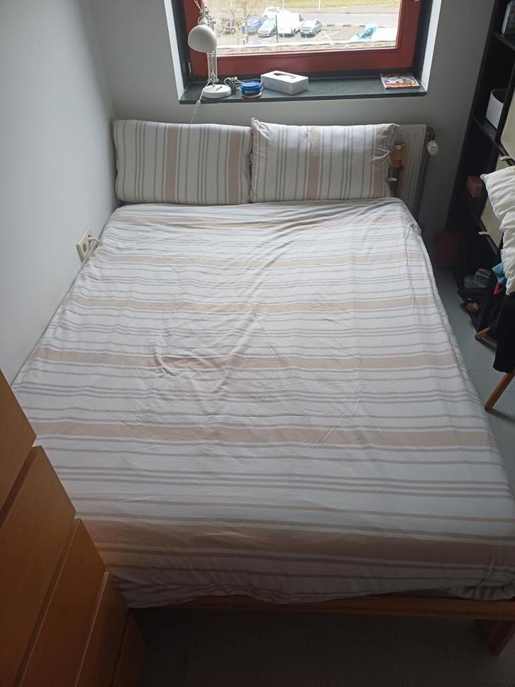 Ikea bed with matress, Huis en Inrichting, Slaapkamer | Bedden, Zo goed als nieuw, Tweepersoons, 140 cm, 200 cm, Hout, Crème, Ophalen