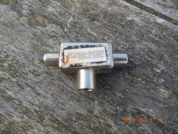 TV splitter met 2 uitgangen (metaal), Audio, Tv en Foto, Audiokabels en Televisiekabels, Gebruikt, Overige kabels, Ophalen of Verzenden