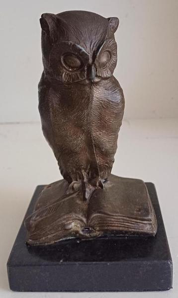 Amsterdamse school bronzen uil staat op boek beschikbaar voor biedingen