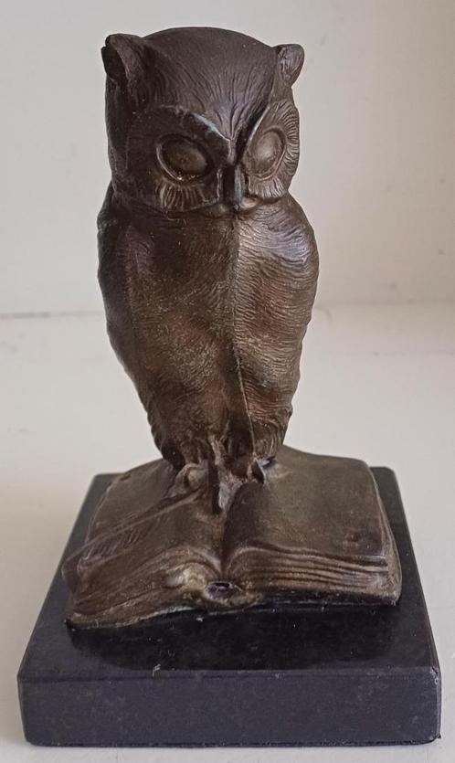 Amsterdamse school bronzen uil staat op boek, Verzamelen, Beelden en Beeldjes, Gebruikt, Dier, Ophalen of Verzenden