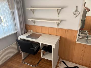 Compact bureau met stoel beschikbaar voor biedingen