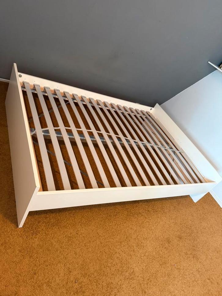 Bedframe 140x200, Huis en Inrichting, Slaapkamer | Bedden, Zo goed als nieuw, Tweepersoons, 140 cm, Hout, Wit, Ophalen