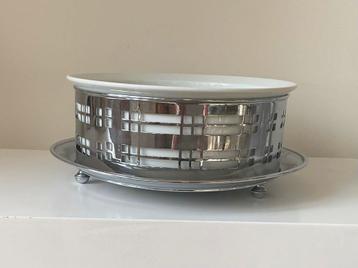 Art Deco metalen schaal met porseleinen ovenschaal beschikbaar voor biedingen