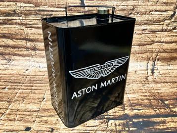 Jerrycan met Aston Martin opdruk. beschikbaar voor biedingen