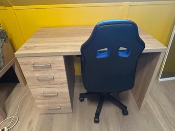 Kinderbureau met blauwe bureaustoel beschikbaar voor biedingen