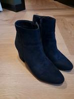 Donkerblauwe suède enkellaarsjes met blokhak 40, Ophalen of Verzenden, Zo goed als nieuw, Blauw, Lage of Enkellaarzen