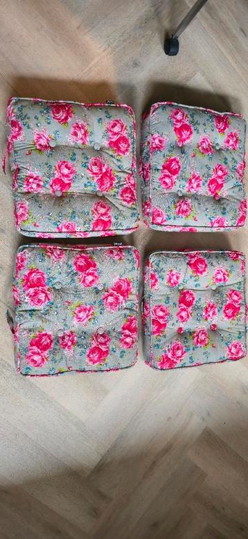 Mood kussens Taupe met roze bloemen. beschikbaar voor biedingen
