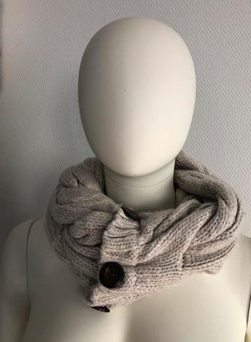 Wikkel shawl sjaal zandkleur knopen zand beige bruin gebreid beschikbaar voor biedingen