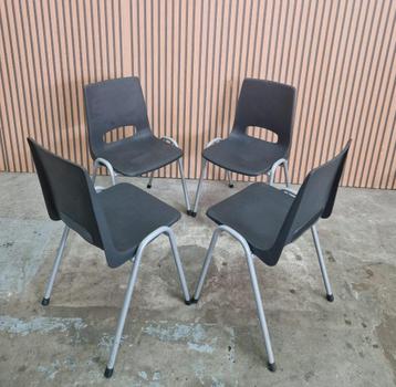 30 x Kunststof kuipstoelen kantine cafe horeca stoelen zaal beschikbaar voor biedingen