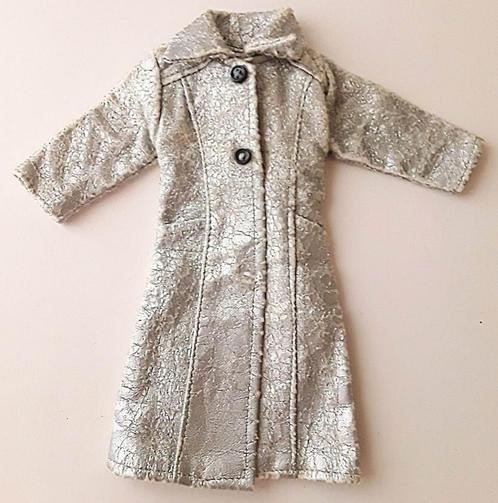 Vintage zilverkleurige jas #1254 voor Fleur barbie pop., Verzamelen, Poppen, Gebruikt, Kleertjes, Ophalen of Verzenden