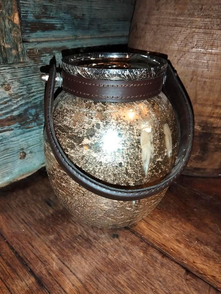 Brocante leuk windlichtje goudkleurig glas met leren riempje, Huis en Inrichting, Woonaccessoires | Kandelaars en Kaarsen, Zo goed als nieuw