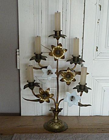 Kandelaar met bloemen beschikbaar voor biedingen