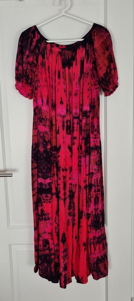 Lange vrolijke roze/rode jurk met stroken en korte mouwtjes., Kleding | Dames, Jurken, Nieuw, Maat 38/40 (M), Roze, Onder de knie