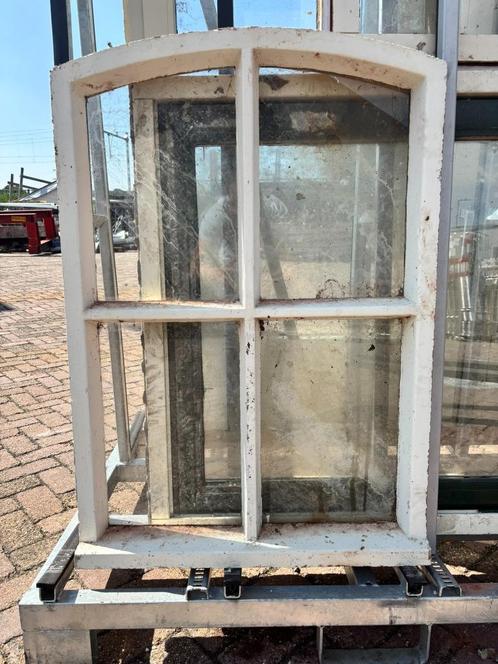2 stuks betonnen stalraam / Raam met boog van Schokbeton, Doe-het-zelf en Verbouw, Glas en Ramen, Gebruikt, Gevelraam of Ruit