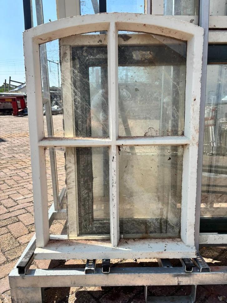 2 stuks betonnen stalraam / Raam met boog van Schokbeton, Doe-het-zelf en Verbouw, Glas en Ramen, Gebruikt, Gevelraam of Ruit