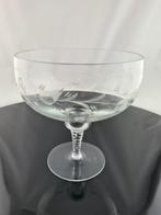 Glazen schaal op voet met geslepen glas, Antiek en Kunst, Antiek | Glas en Kristal, Ophalen of Verzenden