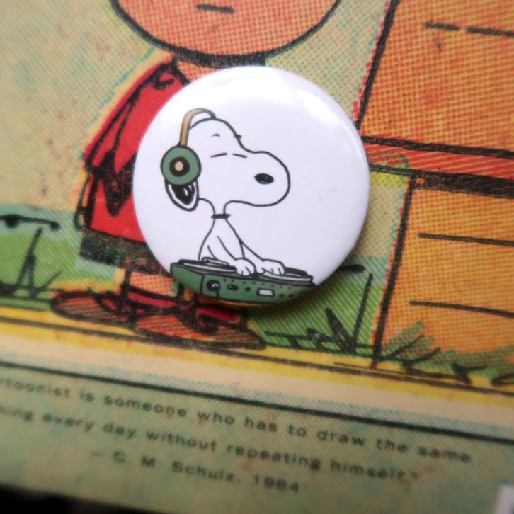 Peanuts Comics Snoopy 44MM Pin Badge Broche Button, Verzamelen, Stripfiguren, Nieuw, Overige typen, Snoopy, Verzenden