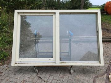 Kozijn met dubbelglas zeer degelijk kozijn beschikbaar voor biedingen