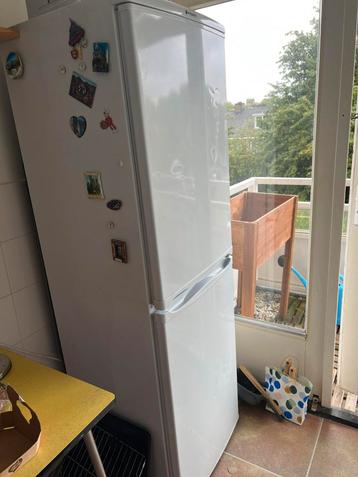 Koelkast met vriezer beschikbaar voor biedingen