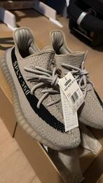 YEEZY 350 V2 SLATE MAAT 44 NIEUW, Kleding | Heren, Schoenen, Ophalen of Verzenden, Nieuw, Overige kleuren