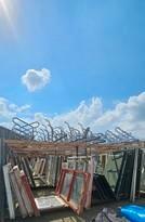 Partij fietsenrekken en deuren beschikbaar voor biedingen