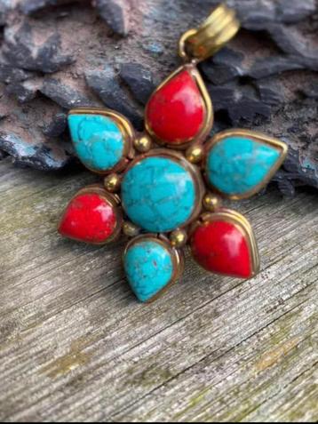Prachtige Tibetaans bloem amulet prachtig versierd. beschikbaar voor biedingen
