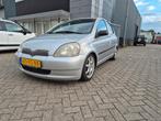 Toyota Yaris 1.3 16V 5DR AIRCO NAVI TREKHAAK VERLAAGD, Auto's, Voorwielaandrijving, 1299 cc, 4 cilinders, 400 kg