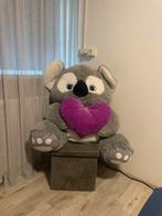 Grote Knuffel Koala met Hart - Zo Goed Als Nieuw!, Kinderen en Baby's, Speelgoed | Knuffels en Pluche, Ophalen, Zo goed als nieuw