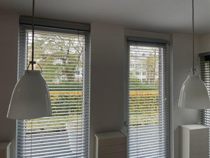 2x Fritz Hansen Caravaggio P1 Hanglamp - Wit, Melkglas, Huis en Inrichting, Lampen | Hanglampen, Zo goed als nieuw, Minder dan 50 cm