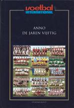 voetbalboek-Anno de jaren vijftig--Voetbal International, Ophalen of Verzenden, Zo goed als nieuw, Balsport