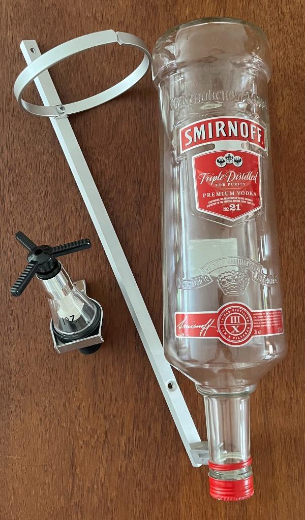 Thuis-tap: wandsteun + lege Smirnoff 3L fles + maatschenker, Huis en Inrichting, Woonaccessoires | Wanddecoraties, Gebruikt, Ophalen