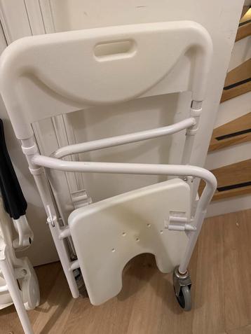 Rolling/ foldable shower chair beschikbaar voor biedingen